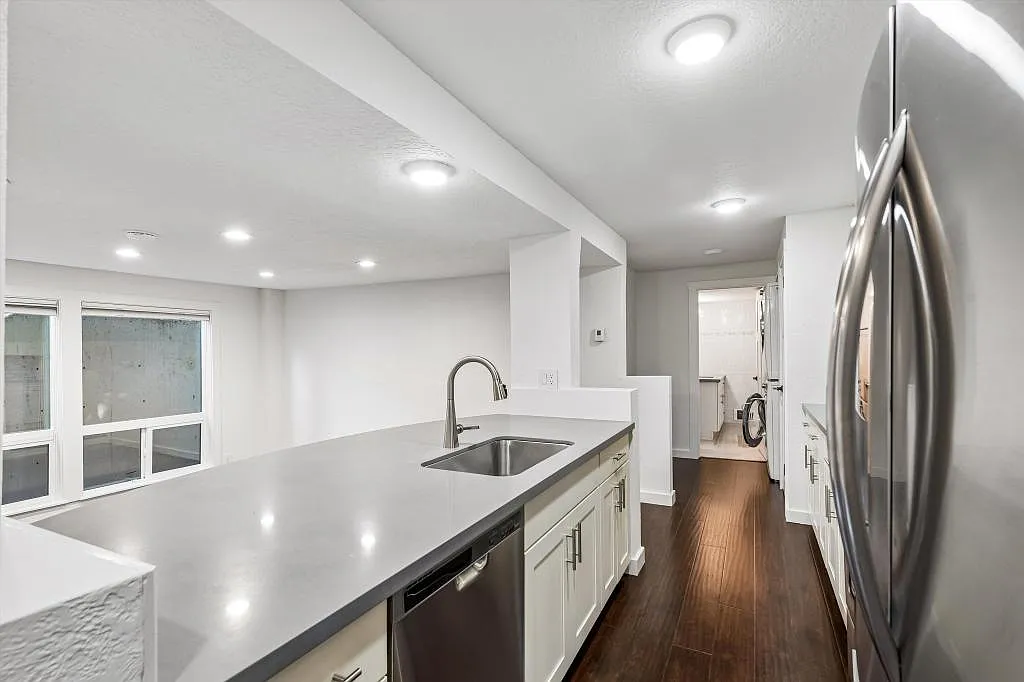 3710 26th PL W - 1 bedroom — Photo 2