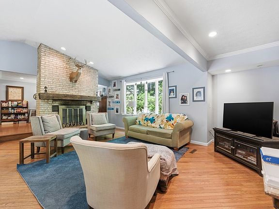 3rd image of 571 Flower Hill Ln