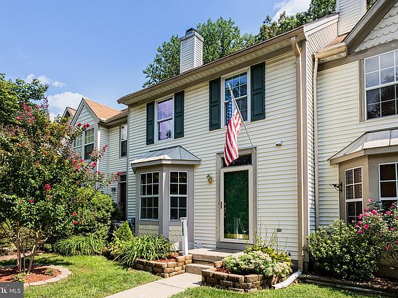 2nd image of 1121 Robin Hill Ct
