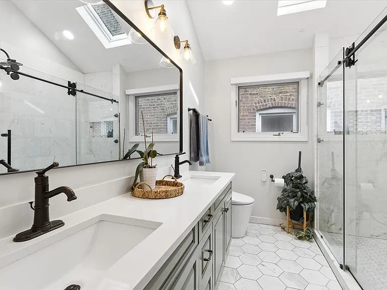 712 N Throop St — Photo 10
