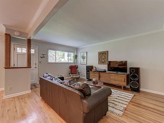 4th image of 2516 Batavia St