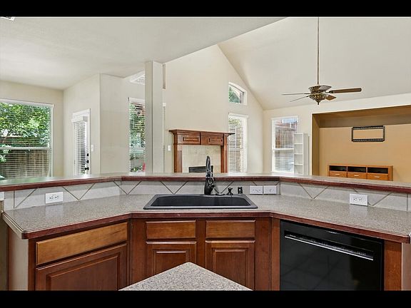 4th image of 3412 Hofstra Dr