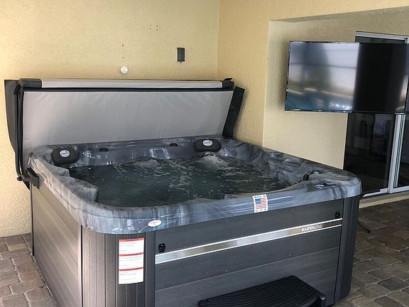 3rd image of 4847 Commonwealth Dr
