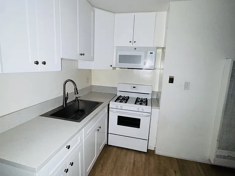 6248 Woodman Ave #17 — Photo 9