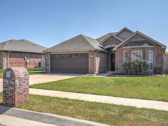 2nd image of 204 E Dillon Dr