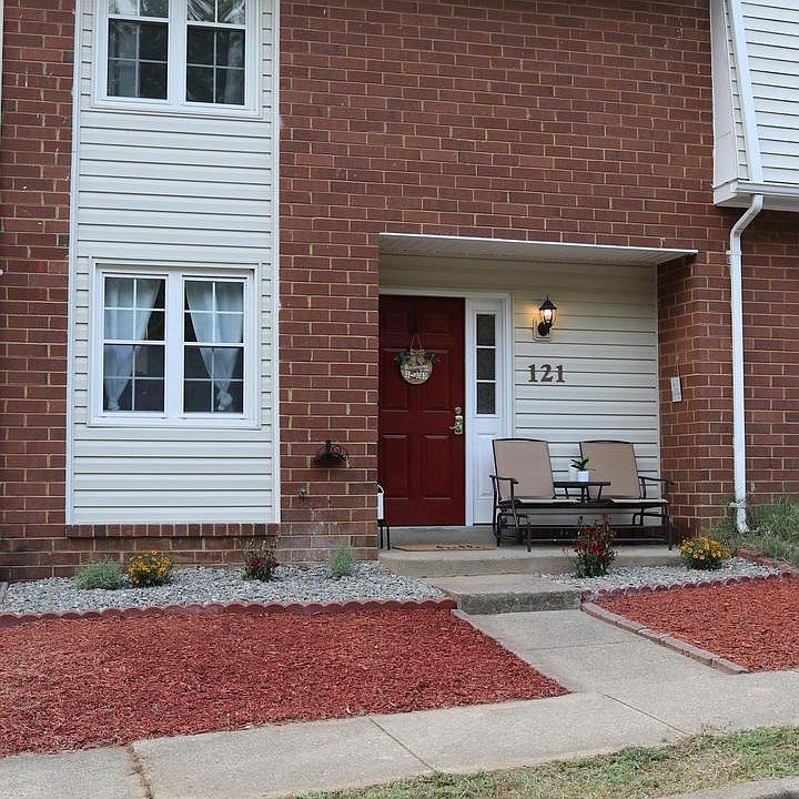 1st image of 121 Oak Grove Ln