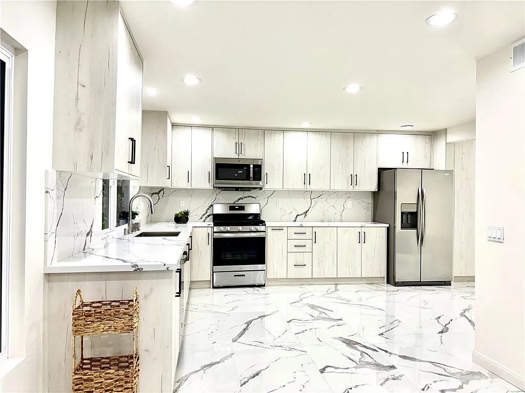 4 bed, 2207 sqft, $4,995 — Photo 4