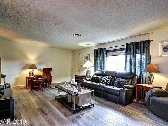 3rd image of 161 Greenbriar Townhouse Way