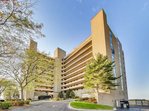 100 Lake Shore Dr APT 806, Michigan City, IN 46360