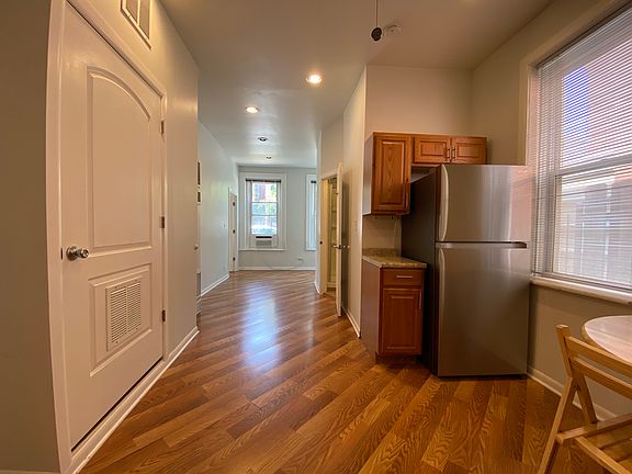 5th image of 1085 N Hermitage Ave #1F