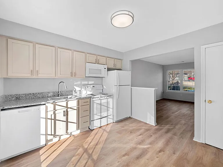 Plymouth Gardens Apartments — Photo 18