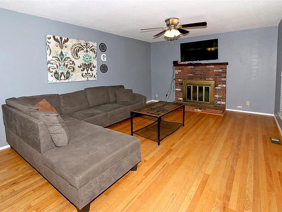 3rd image of 1510 Loveland Dr