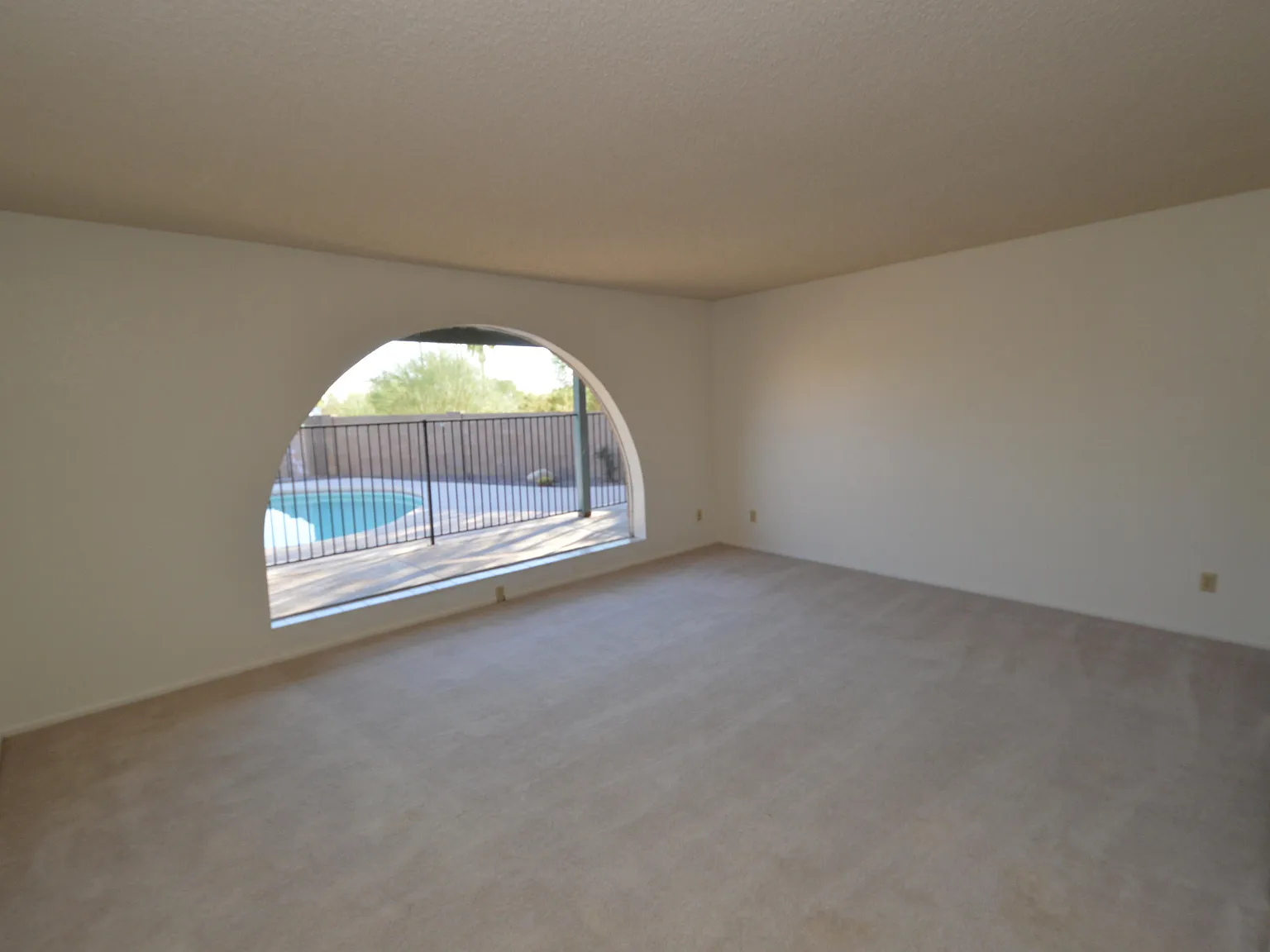 4 bed, 2.0 bath, 2158 sqft, $2,100 — Photo 3