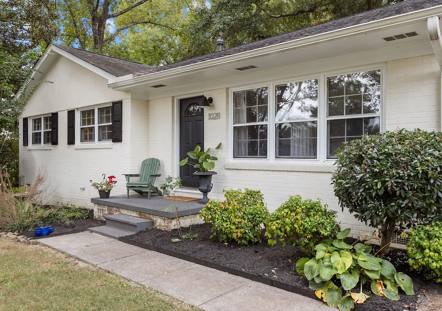 Charming Furnished 3BR/2BA Brick Home Near WakeMed &Downtown Raleigh — Photo 2
