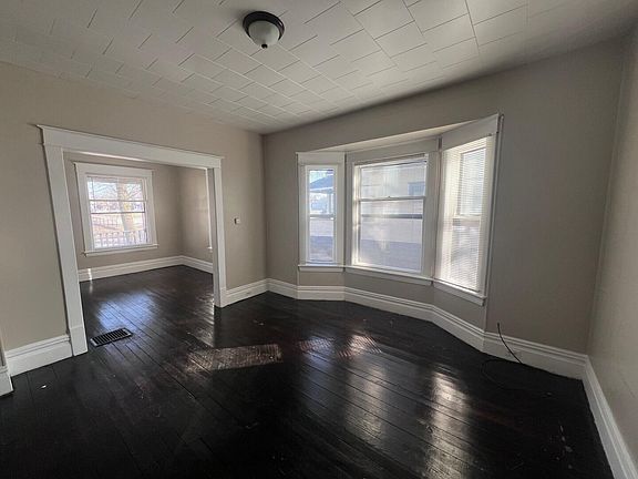 4th image of 2537 Jefferson St