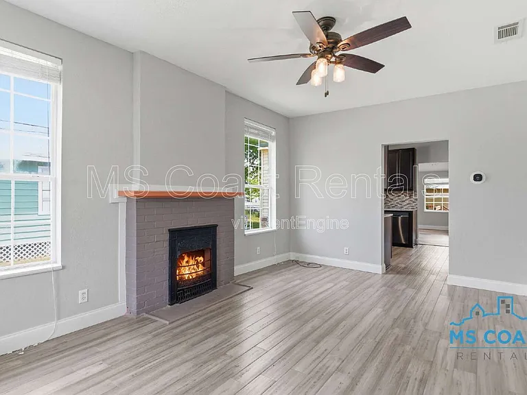 4319 Lewis St — Photo 4