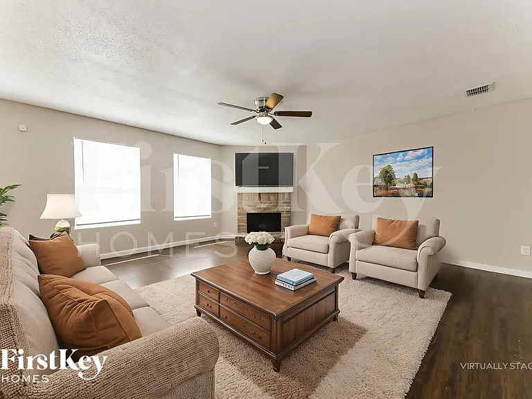 1395 Stewart Dr — Photo 4