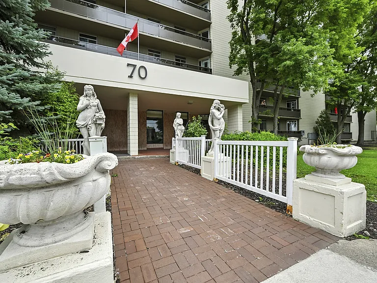 70 Jerome Cres — Photo 3