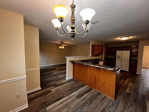 4th image of 202 Barcalay Ln