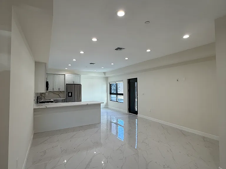 2215 N Naomi St #101 — Photo 15