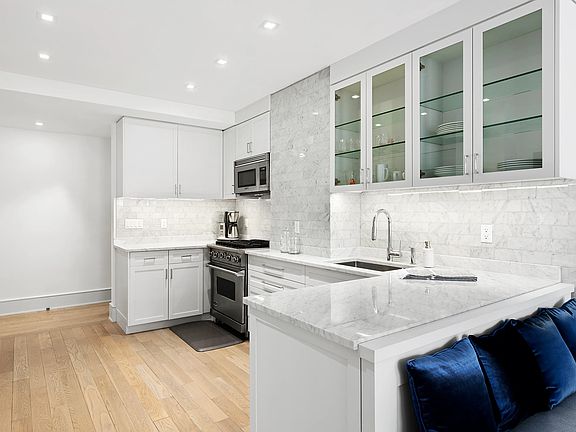 3rd image of 40 W 72nd St APT 121