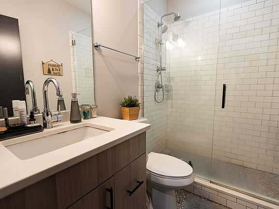 5th image of 1044 W Newport Ave Unit 1F