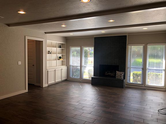 2nd image of 2905 Rosewood Ln