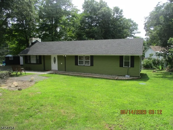 4 Mohawk Trl, Andover, NJ 07821