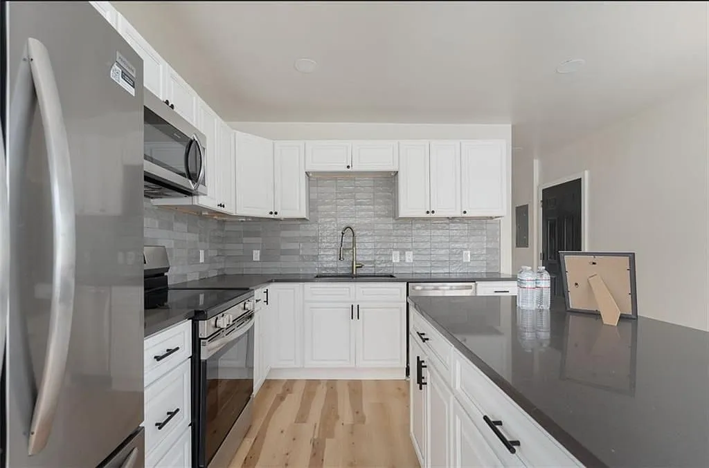 3 bed, 2.0 bath, 1290 sqft, $2,700 — Photo 2