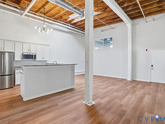 4th image of 1716 Summit Ave Unit 27