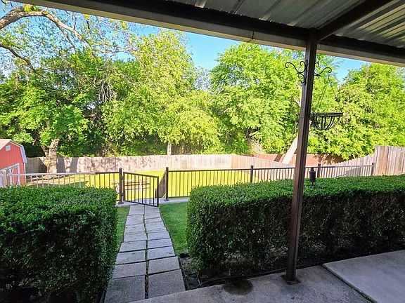 3rd image of 416 Hollyberry Dr