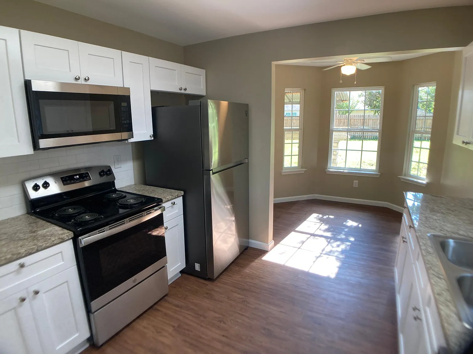 3 bed, 1435 sqft, $2,100 — Photo 3