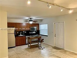 1470 N Dixie Hwy — Photo 3