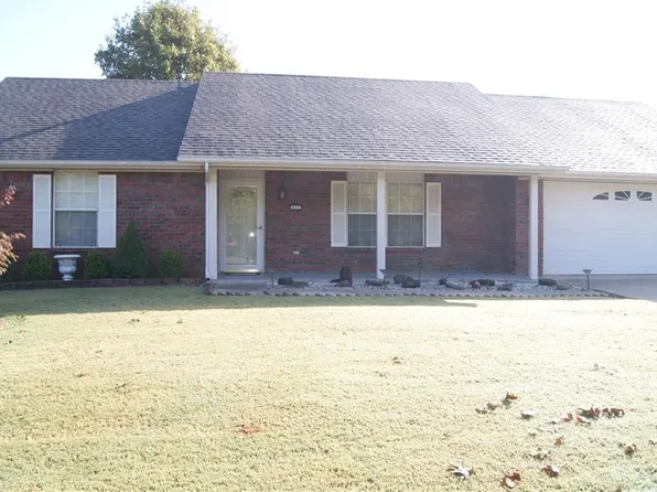 615 Honeysuckle St, Lowell, AR 72745