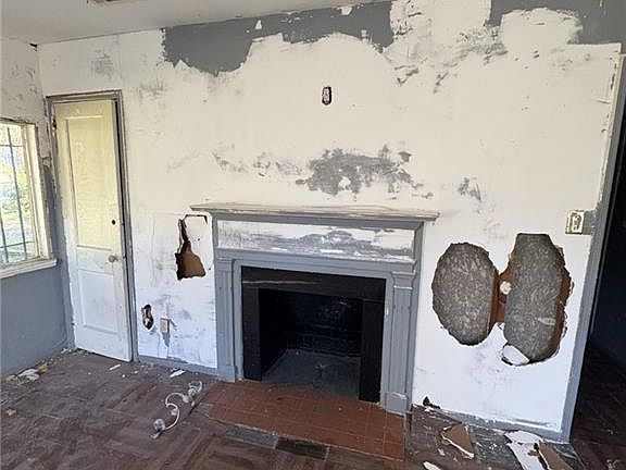 3rd image of 2073 Foster Ln