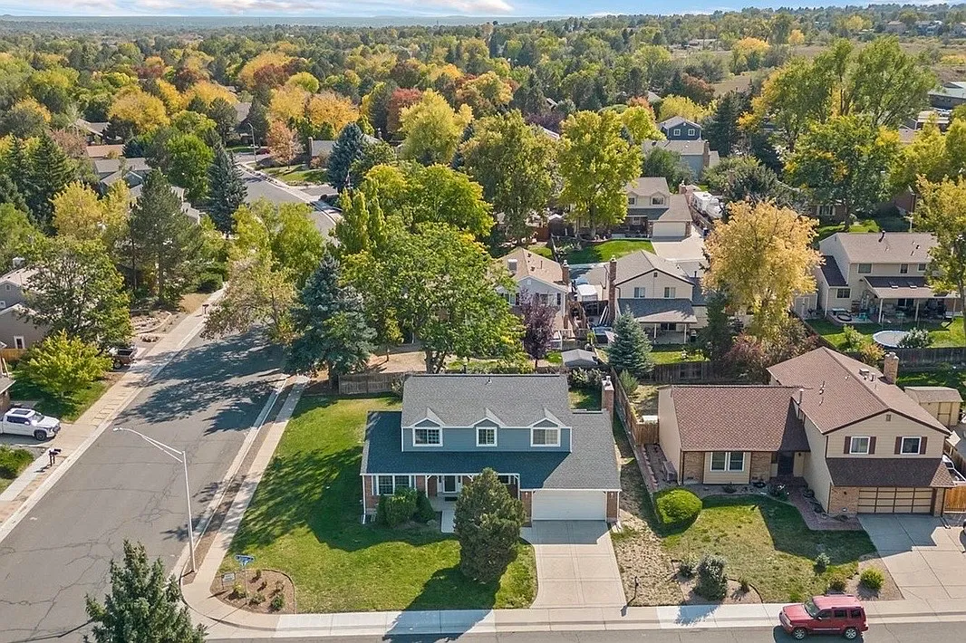 8 bed, 4200 sqft, $825 — Photo 2
