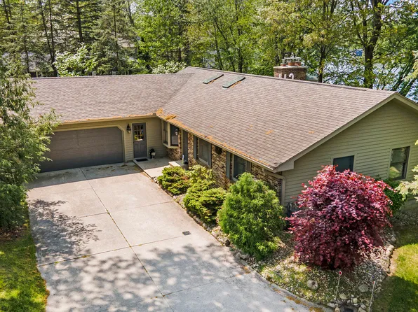 11500 Long Point Dr, Plainwell, MI 49080