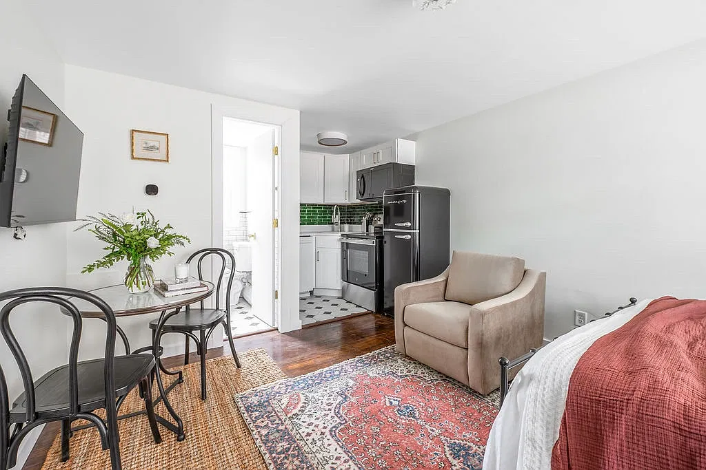 Studio, 250 sqft, $1,600 — Photo 1