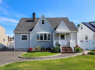 148 34th St, Lindenhurst, NY 11757
