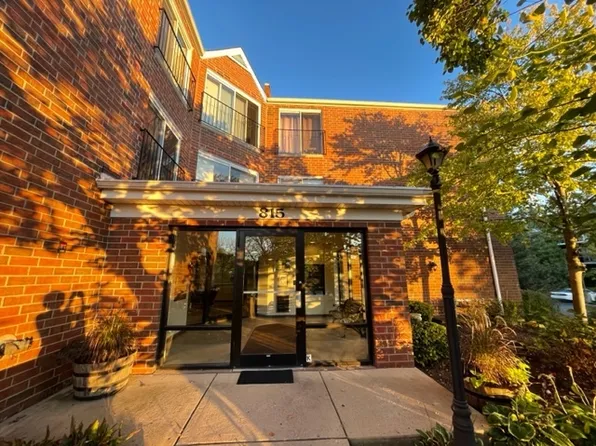 815 Leicester Rd APT 313, Elk Grove Village, IL 60007