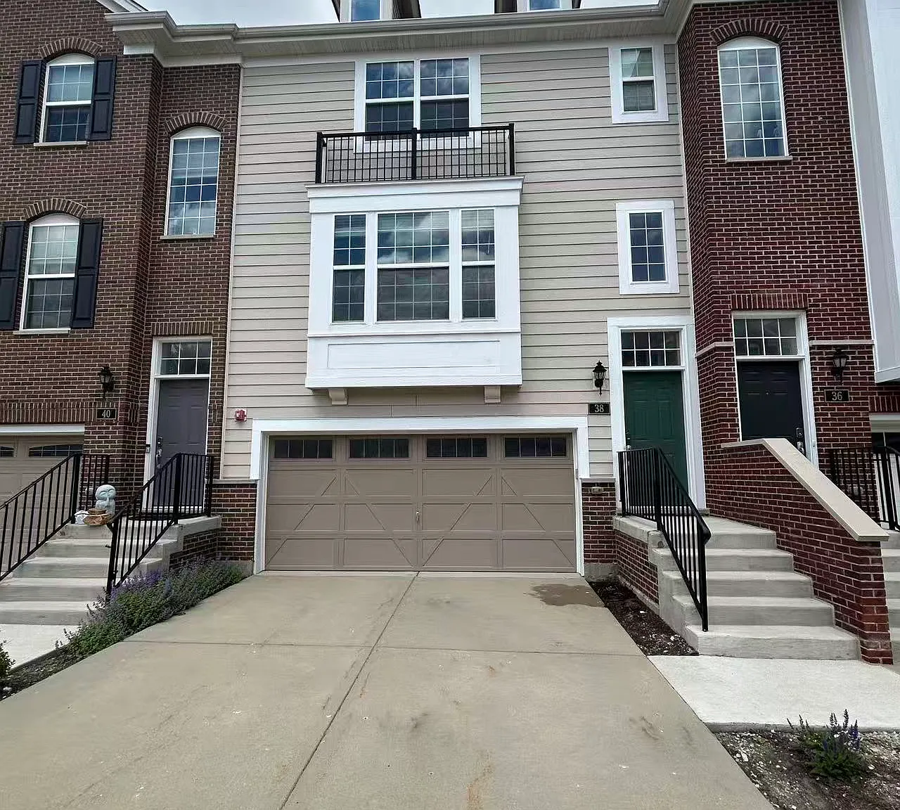 2 bed, 2.5 bath, 2016 sqft, $3,200 — Photo 3