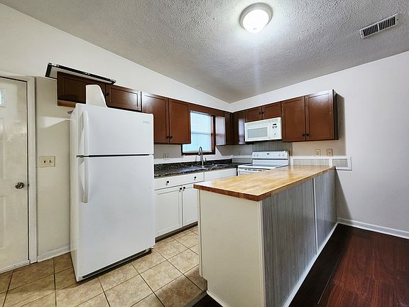 4th image of 721 Main St APT D