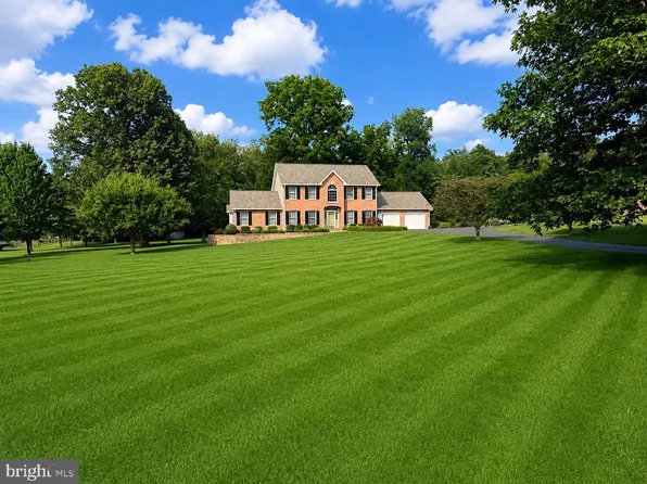 221 Hadley Dr, Falling Waters, WV 25419