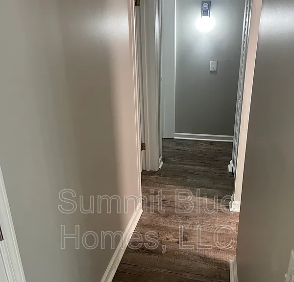 555 N Dupont Ave — Photo 8
