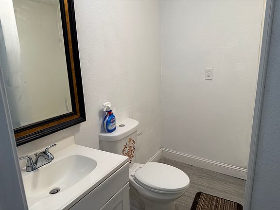 4th image of 207 S J St