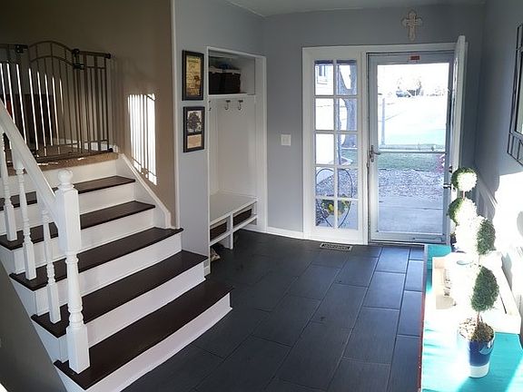 Foyer
						:
						Tile Floor
