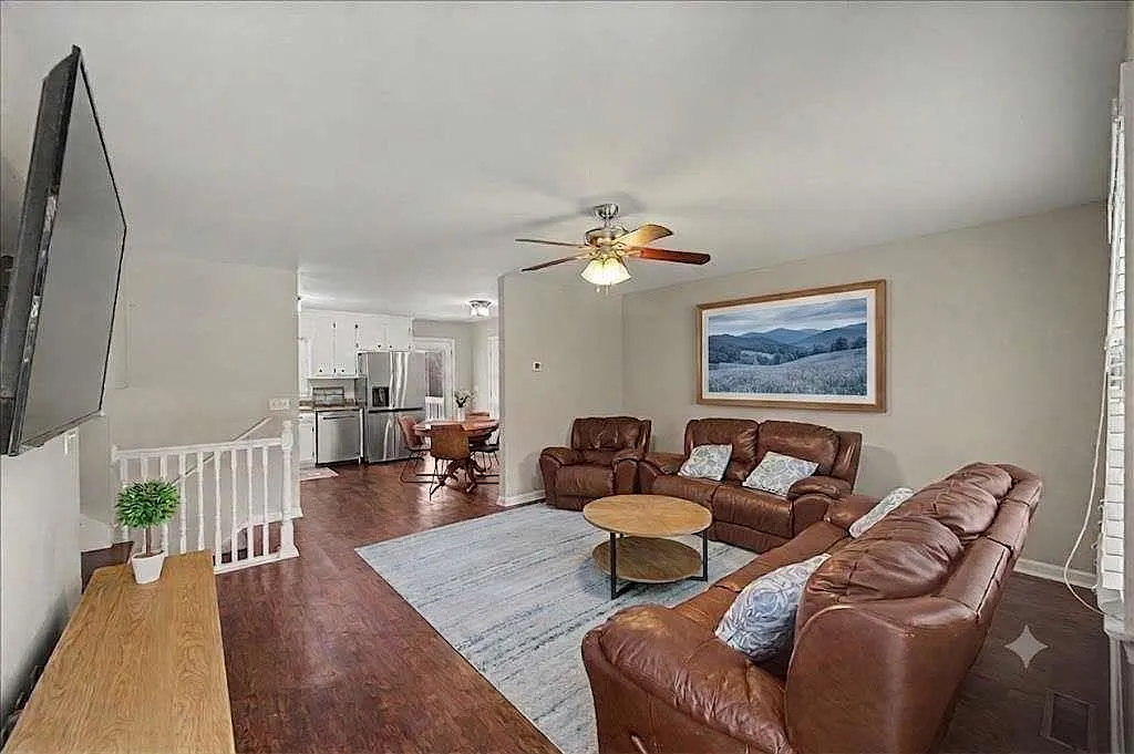 5 bed, 3.0 bath, 2072 sqft, $2,500 — Photo 2