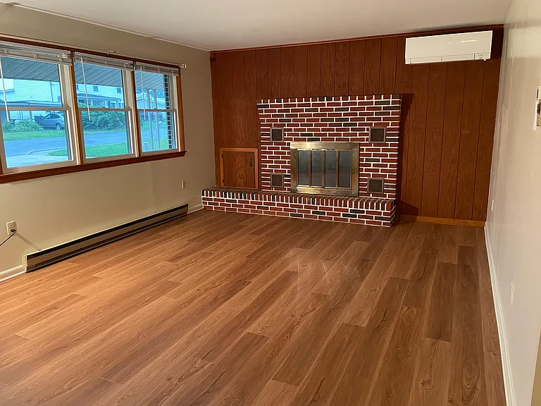857 E Louther St — Photo 3