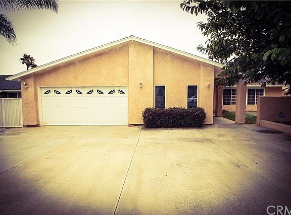 Front of house, notice the area for your RV, Trailer or Boat