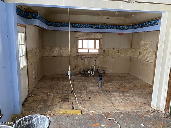 4th image of 604 E Paw Paw St